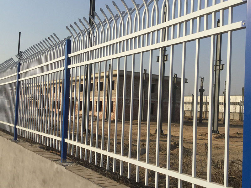 衡水道路分隔护栏 小区锌钢护栏围墙厂家 草坪护栏多少钱一平米