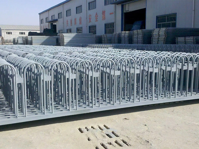 新华区生产铁艺栏杆厂商 PVC草坪护栏价格表 市政隔离栏价格
